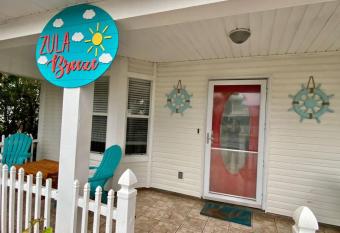 Zula Breeze Beach House, Sleeps 18, Private Heated Pool Spa, 3min Walk To The Beach, Pets Welcome, Fenced Yard has rooms with a private hot tub