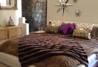 Starlight Boutique Hotel Pioneertown allows 18 year olds to book a room