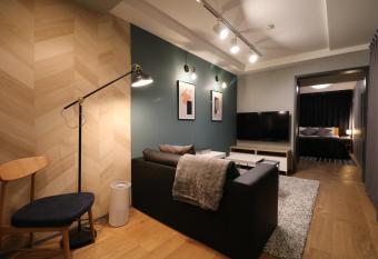 Glass Shiseikan has rooms with a private hot tub