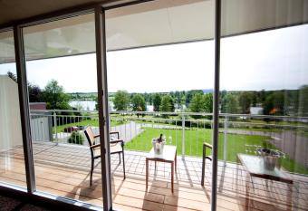 Seehotel allows 18 year olds to book a room