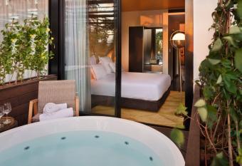 Brown Lighthouse Tel Aviv, a member of Brown Hotels has rooms with a private hot tub