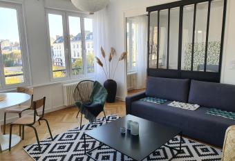 Suite Forum Vue imprenable allows 18 year olds to book a room