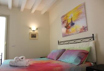 La Gardenia Desenzano-goccia di lago has Balcony rooms