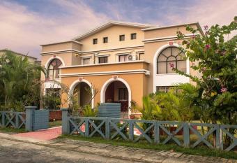 Taruchaya by StayVista, featuring breathtaking interiors, a charming gazebo & a lush lawn for an enchanting stay allows 18 year olds to book a room