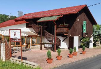 Penzion U Dvou p  n   allows 18 year olds to book a room