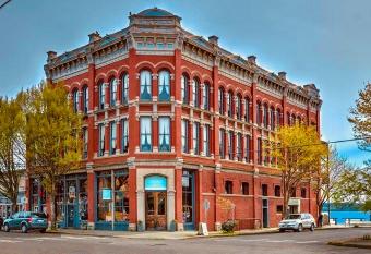 The Monarch Hotel has Balcony rooms