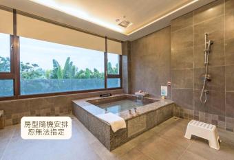 Spring Hill Resort has rooms with a private hot tub