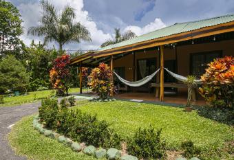 Caba  as R  o Escondido en La Fortuna allows 18 year olds to book a room