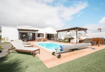 Villa Kodotoma has Smoking/Balcony rooms