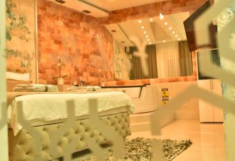 Design Apartment PREMIUM LUX 4 STAR DUBAI free Sauna & Salt wall & Jacuzzi & WiFi & Parking has rooms with a private hot tub