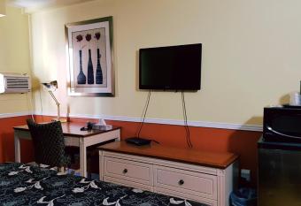 Budget inn 2000 allows 18 year olds to book a room