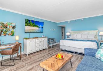 Oceanfront Suite Grande Cayman 124 allows 18 year olds to book a room