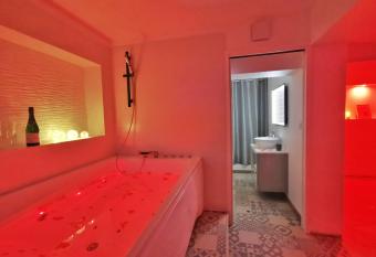 Suite 50 Nuances avec Jacuzzi Privatif Dark Room Perpignan allows 18 year olds to book a room