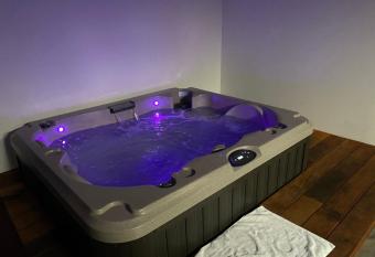 Mieuxqualhotel jacuzzi privatif Le carr   allows 18 year olds to book a room