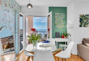 Pura Vida Makarska has rooms with a private hot tub