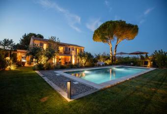 Le Mas des F  es allows 18 year olds to book a room