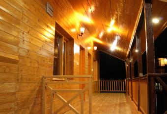 Forest Wood Cottage has Smoking/Balcony rooms