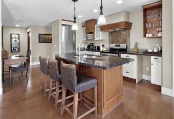 Sunset Ridge - Luxurious Corner Condo - Spectacular Mt Views with open Pool! has Balcony rooms