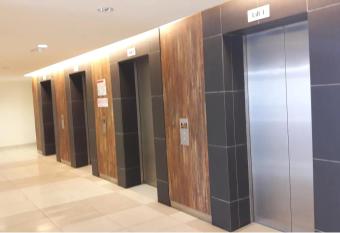 Kempas D  Summit Setia Tropika has rooms with a private hot tub