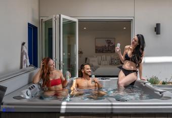 Ventana Cove Pickleball Retreat has rooms with a private hot tub