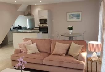 Kiln Cottage has Balcony rooms