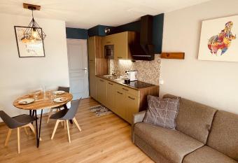 Studio sur le Domaine du Golf de Pont Royal has Balcony rooms