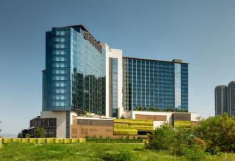 Sheraton Hong Kong Tung Chung Hotel allows 18 year olds to book a room