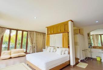 Villa Muslim Yuni Syahla Holiday Home has Balcony rooms