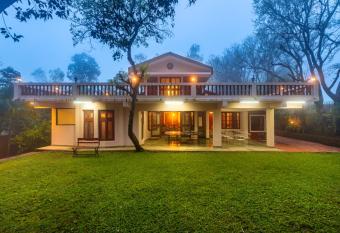 SaffronStays Red Brick House, Panchgani - rustic villa with huge lawn and terrace has Balcony rooms