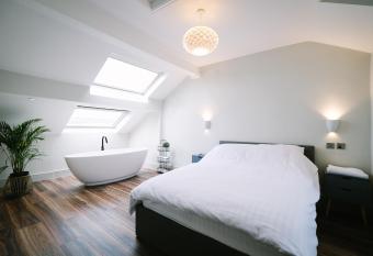 Period Retreat for 6, explore the Lake District has Balcony rooms