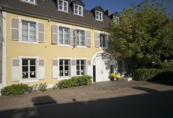 Hotel Altes Pfarrhaus Beaumarais allows 18 year olds to book a room