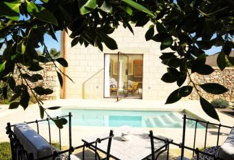 Masseria Corte degli Aromi has rooms with a private hot tub