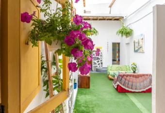 la casita de arrecife allows 18 year olds to book a room