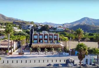 H Boutique Pe  a Parda allows 18 year olds to book a room