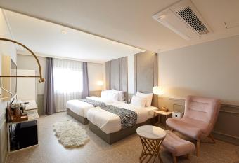 Denbasta Hotel has rooms with a private hot tub