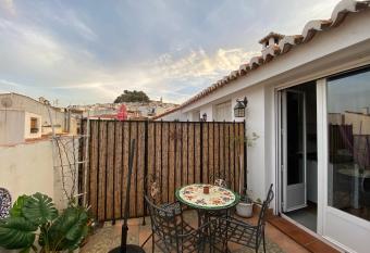 Apartment with roof Terrace and AC has rooms with a private hot tub