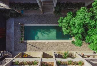 Casa UMI has Smoking/Balcony rooms