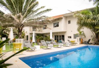 Le Kar     b  ne has Balcony rooms