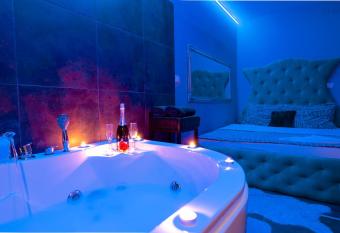 iNTIMA Spa Apartmani has rooms with a private hot tub
