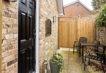 Stunning Private en-suite studio in Cobham has Balcony rooms