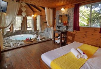 Curry allows 18 year olds to book a room