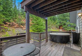 Black Diamond Cabin has Balcony rooms
