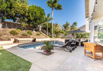 Luxurious home only 1 mile from Del Mar Beach home has rooms with a private hot tub