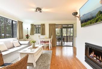 Olive Grove 3 1 Bedroom Villa with large Bath has rooms with a private hot tub