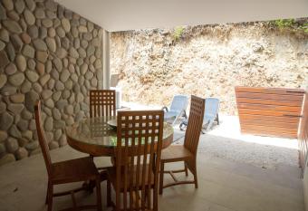 Maison de 2 chambres avec sauna jardin clos et wifi a Sainte Anne a 5 km de la plage has rooms with a private hot tub