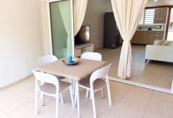 Maison de 2 chambres avec sauna jardin clos et wifi a Sainte Anne a 5 km de la plage has rooms with a private hot tub