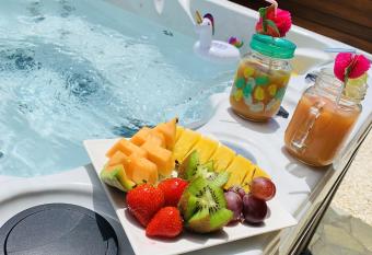 Maison de 3 chambres avec sauna jardin clos et wifi a Sainte Anne a 5 km de la plage has rooms with a private hot tub