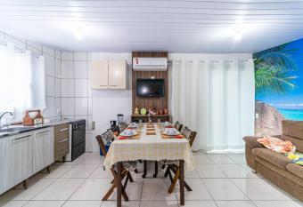 FLAT COM AR COND. WI-FI TV a CABO PERTO DA PRAIA has Balcony rooms