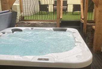 Rhos St Retreat has rooms with a private hot tub