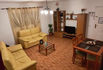 Casa completa en La Laguna Vivienda Vacacional allows 18 year olds to book a room